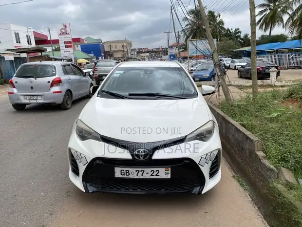 Toyota Corolla 2018 White - 1