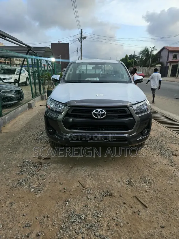 New Toyota Hilux Active 2026 Gray - 1