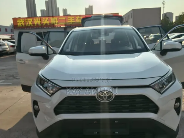Toyota RAV4 XLE Premium 2021 White - 1