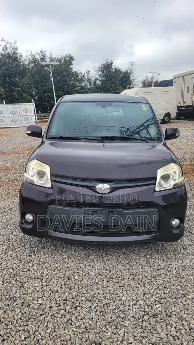 Toyota Sienta 2015 Gray - 1