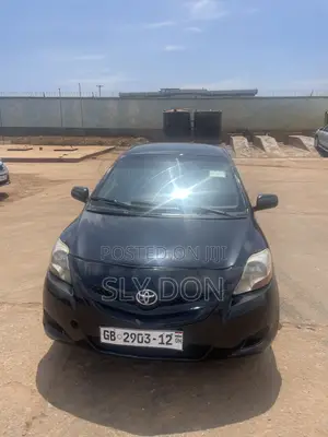 Toyota Yaris Base Hatchback 2010 Black