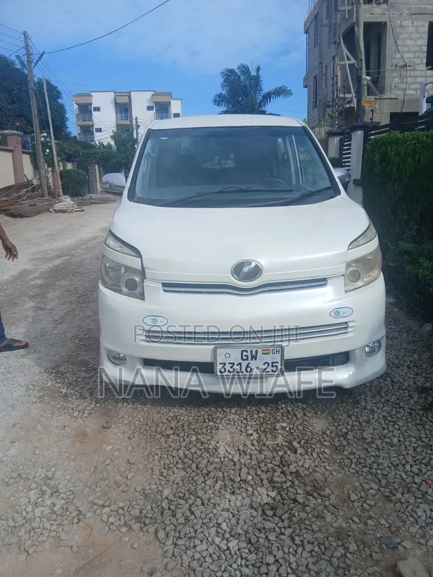 Toyota Voxy 2013 White - 1