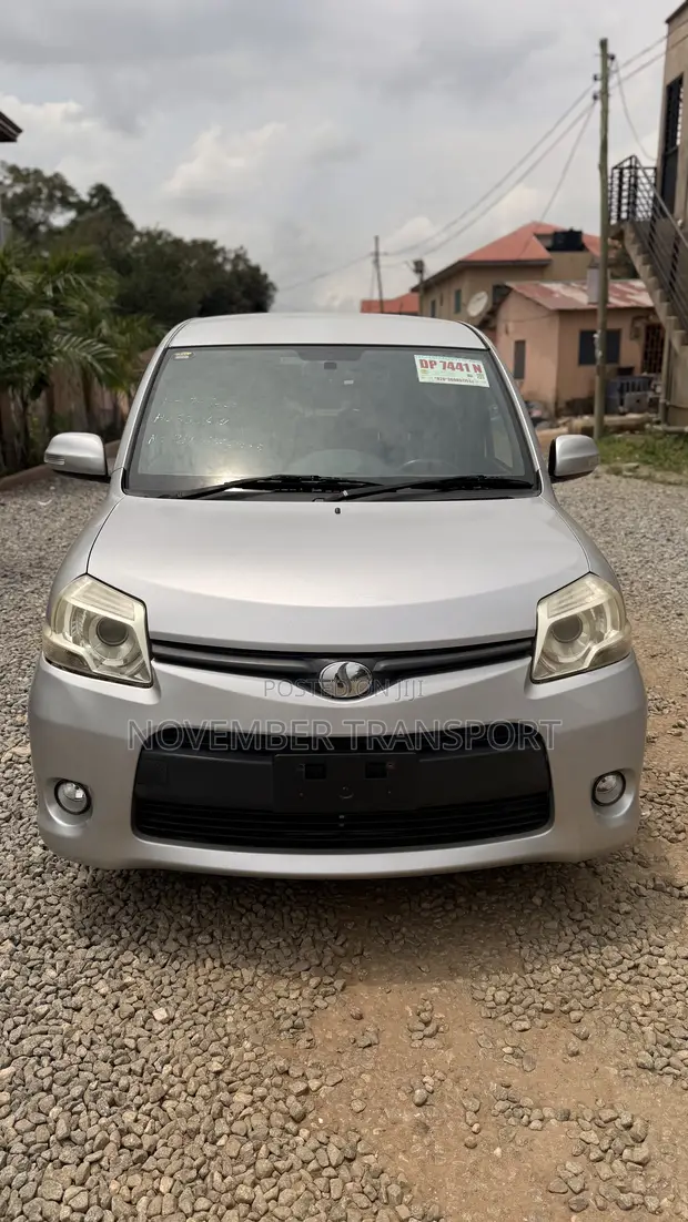 Toyota Sienta 1.5 FWD 2013 Silver - 1