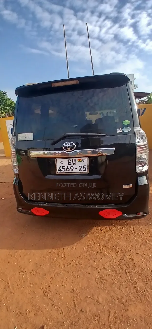 Toyota Voxy X 4WD 8-Seater 2012 Black - 1