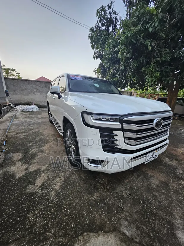 Toyota Land Cruiser LC300 2023 White - 1