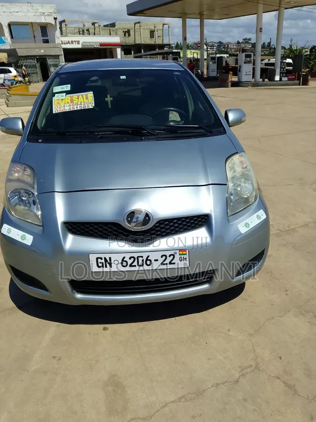 Toyota Vitz 2010 Silver - 1