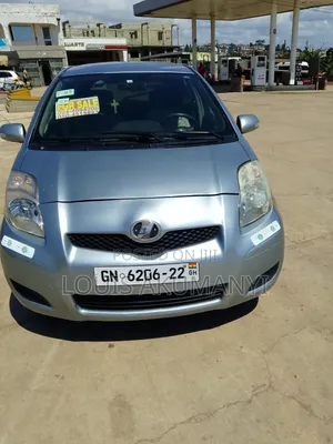 Toyota Vitz 2010 Silver