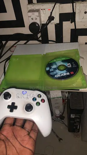 Xbox One S 1TB White - 2 Controllers + Games