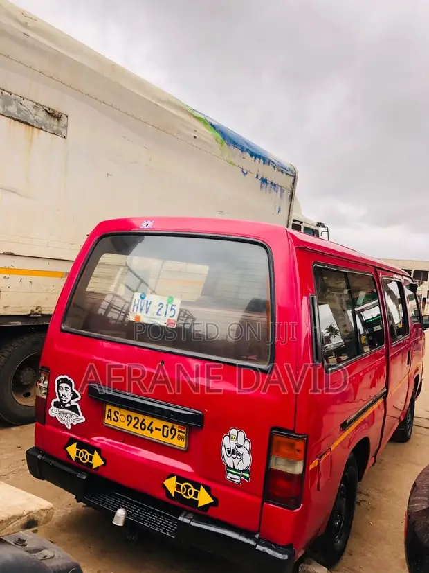 Nissan Caravan (Urvan) 1989 Red - 1