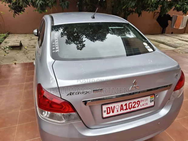 Mitsubishi Attrage 2016 Silver - 1