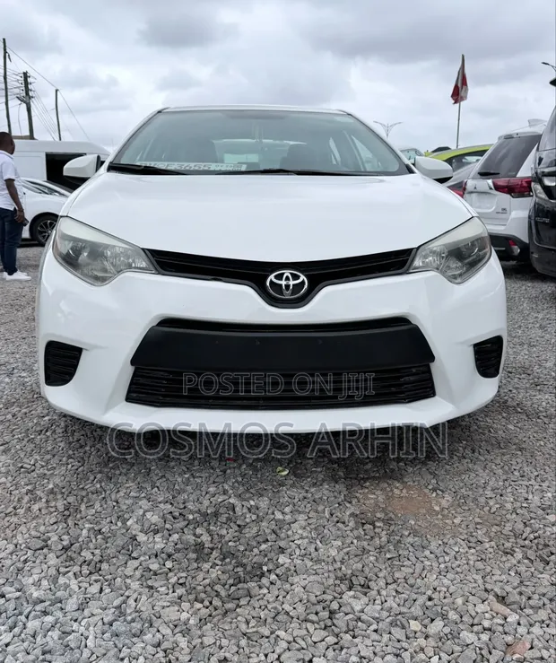 Toyota Corolla 2015 White - 1