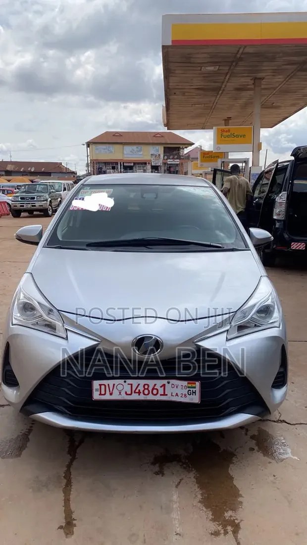 Toyota Vitz 1.3 FWD 3dr 2017 Silver - 1