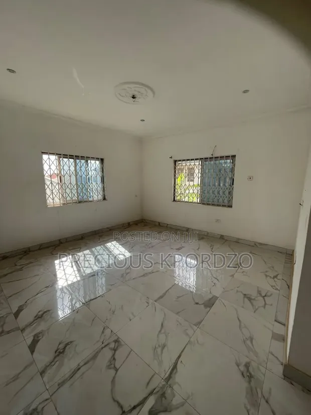 1 Bedroom Room & Parlour for Rent in Adenta Commandos - 1