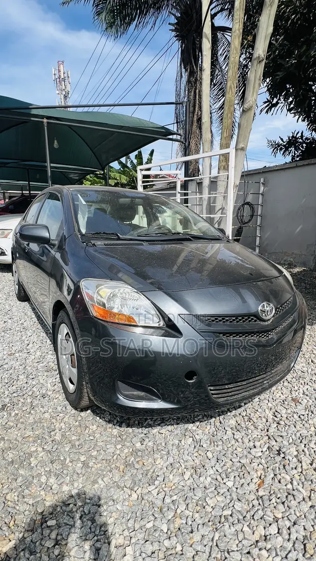 Toyota Yaris 2012 Gray - 1