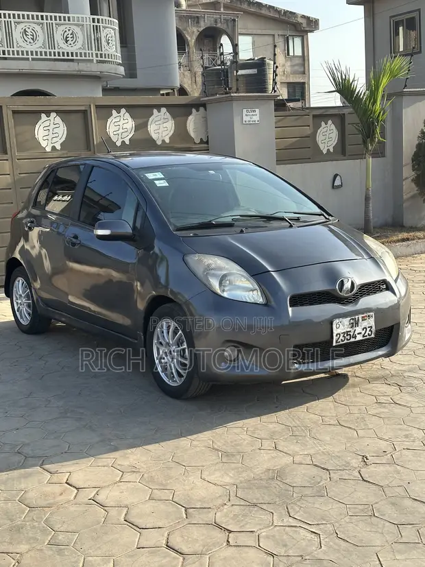 Toyota Vitz 1.3 FWD 3dr 2010 Gray - 1