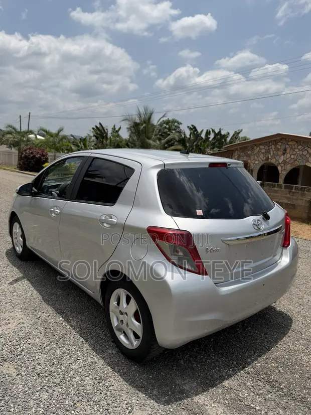 Toyota Vitz 1.3 FWD 5dr Hatchback 2012 Gray - 1