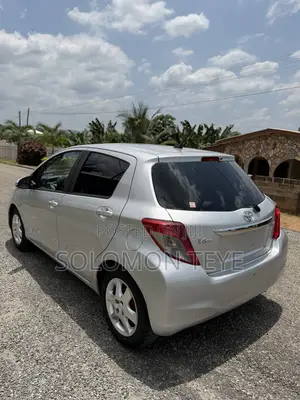 Toyota Vitz 1.3 FWD 5dr Hatchback 2012 Gray