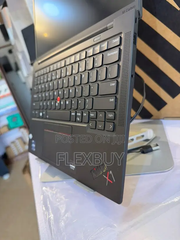 Lenovo ThinkPad X1 Carbon - Intel Core i7, 32GB RAM, 512GB SSD - 1