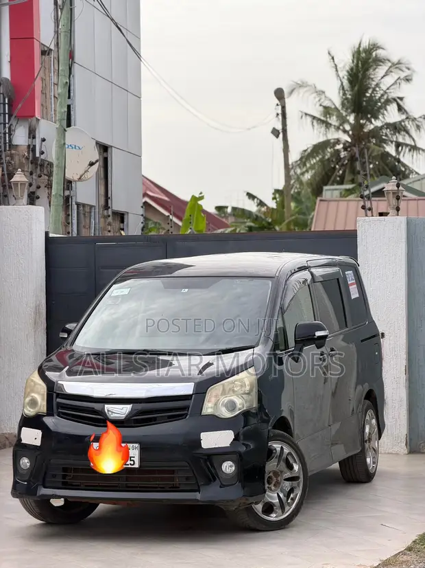 Toyota Voxy V 4WD 7-Seater 2012 - 1
