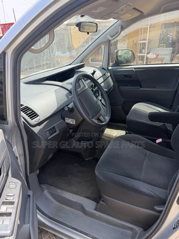 Toyota Voxy V 2WD 8-Seater 2010 Silver - 1