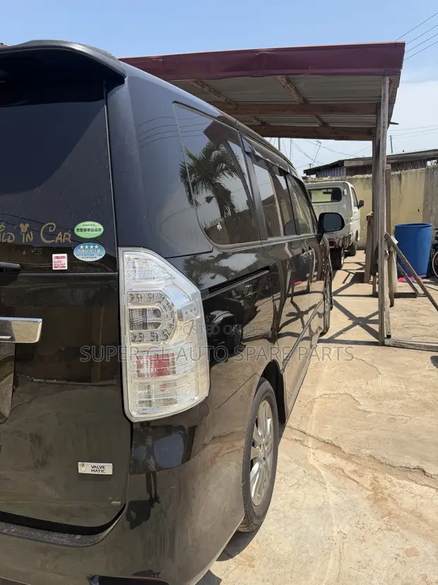 Toyota Voxy V 2WD 7-Seater 2013 Black - 1