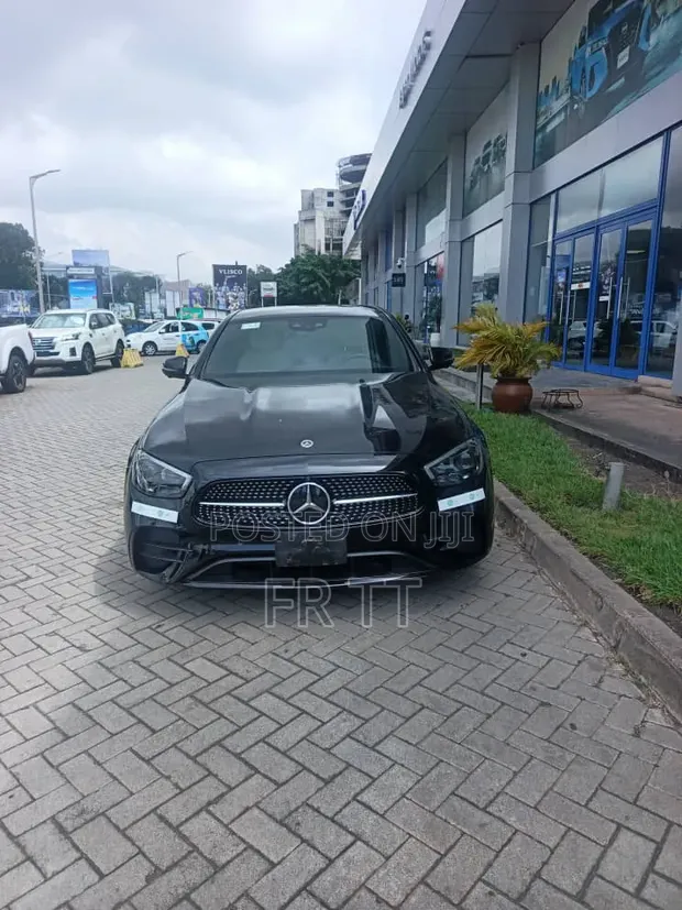 Mercedes-Benz E350 2023 Black - 1