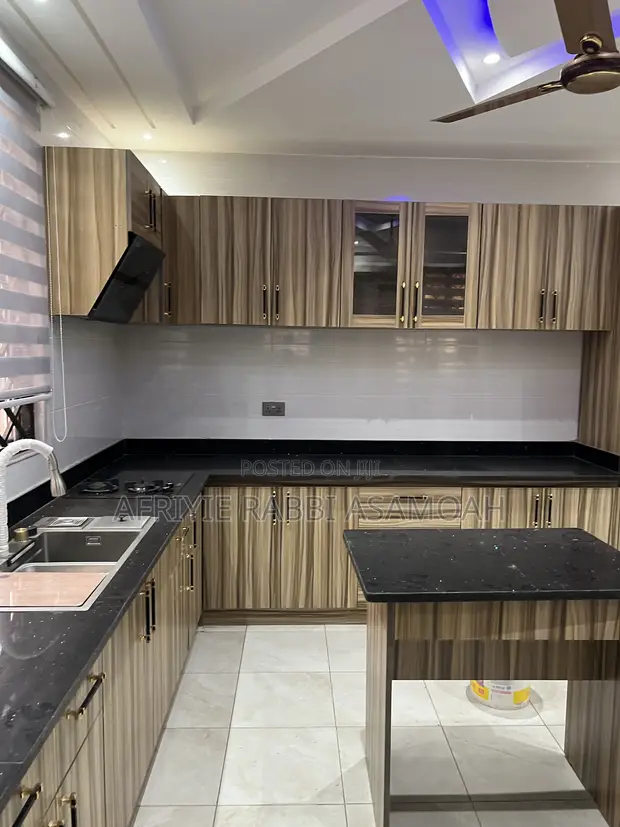 6 Bedroom House with Boys Quarters in Santasi Anyinam, Kumasi - 1