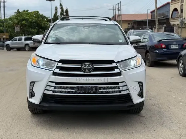 2018 Toyota Highlander XLE AWD V6 White - 1