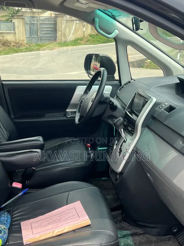 Toyota Voxy V 2WD 7-Seater 2012 Black - 1