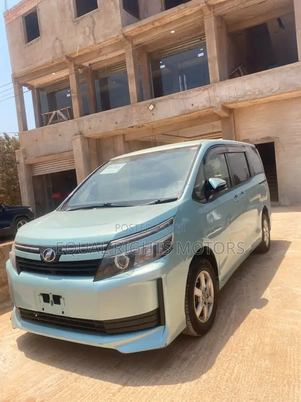 2014 Toyota Voxy 2.0L - 1