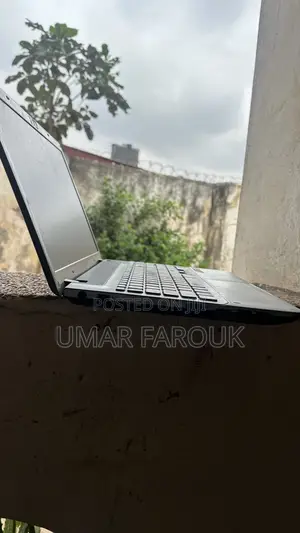 Samsung Laptop 4GB RAM Intel Core i5 HDD 256GB