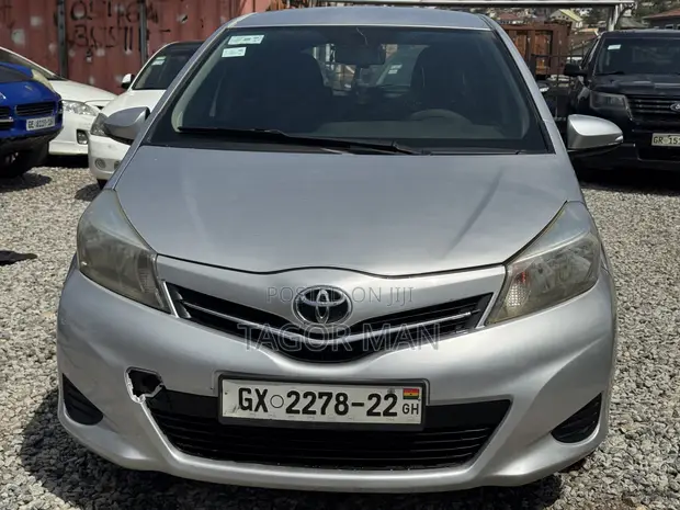 Toyota Yaris SE Hatchback 2012 Silver - 1