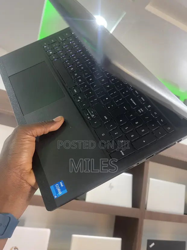 Dell Latitude 3520 Laptop - 8GB RAM, 256GB SSD - 1