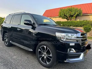 2021 Toyota Land Cruiser V8 Black