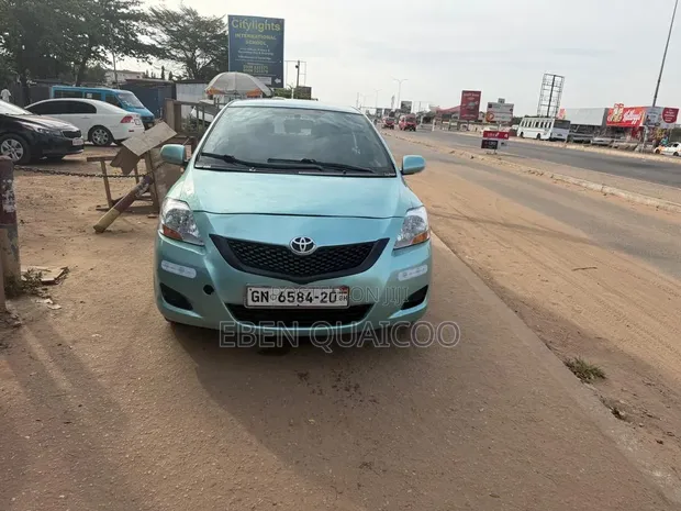 Toyota Yaris 2010 Green - 1