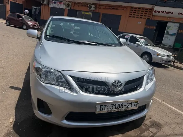 Toyota Corolla 2012 Silver - 1
