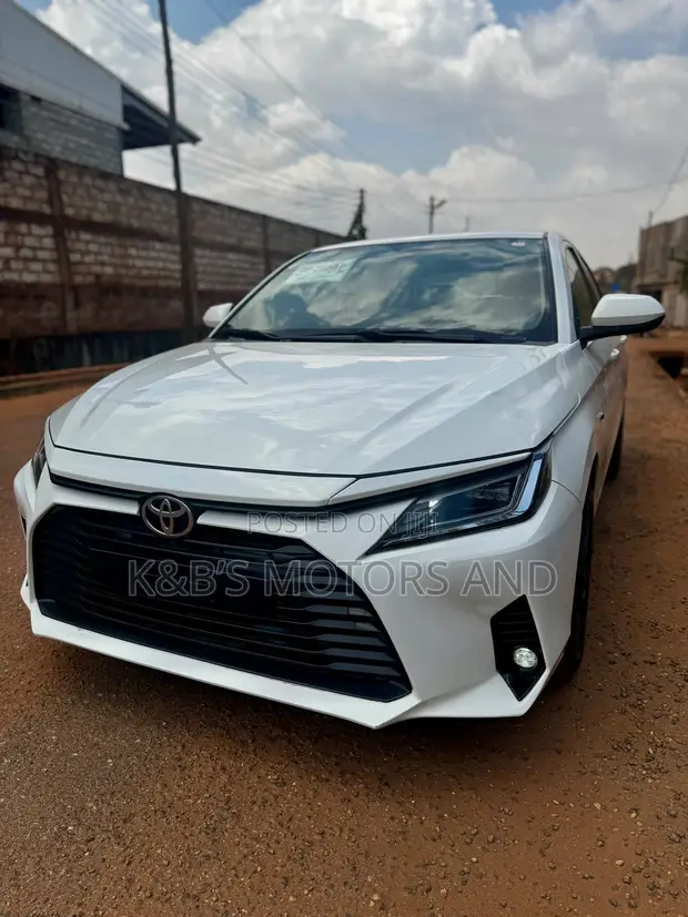 Toyota Yaris 2023 White - 1