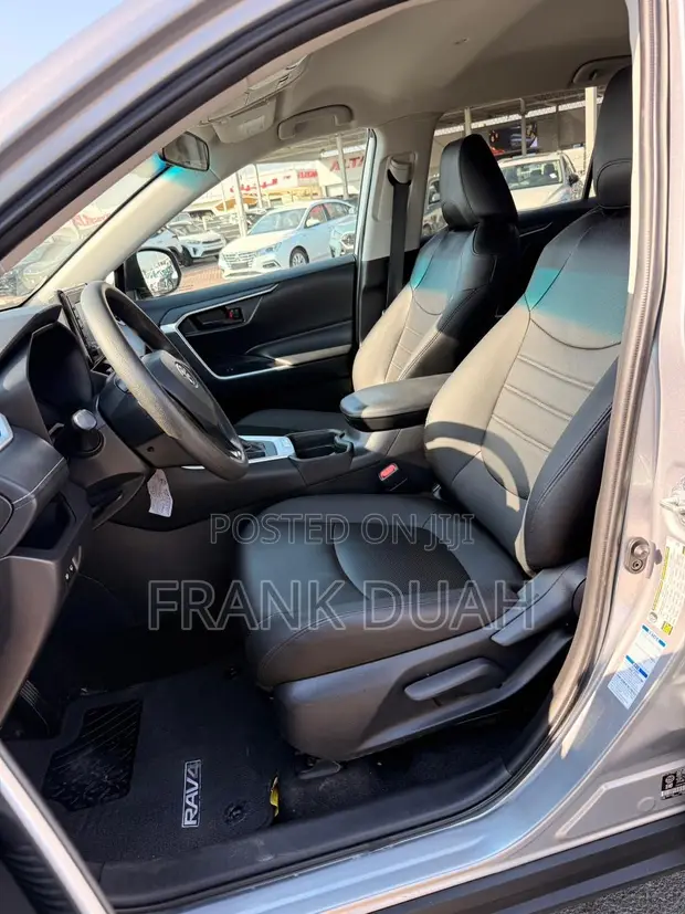 Toyota RAV4 LE 2021 Silver - 1