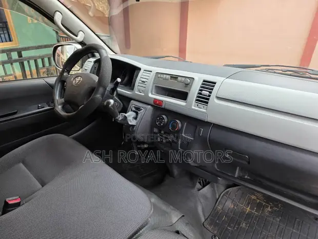 2013 Toyota HiAce Commuter GL - 1