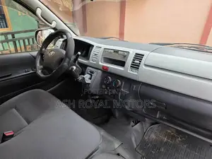 2013 Toyota HiAce Commuter GL