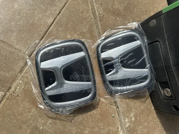Honda CR-V 2023 Bumper Crown/Logo - 1