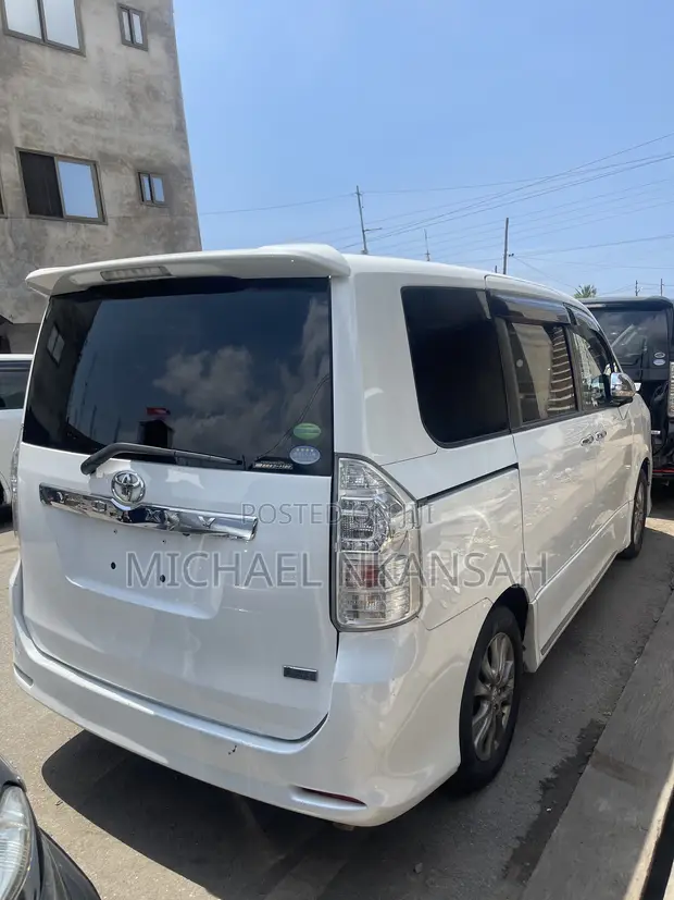 Toyota Voxy V 2WD 8-Seater 2013 White - 1