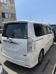 Toyota Voxy V 2WD 8-Seater 2013 White - 1