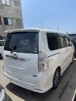 Toyota Voxy V 2WD 8-Seater 2013 White - 3