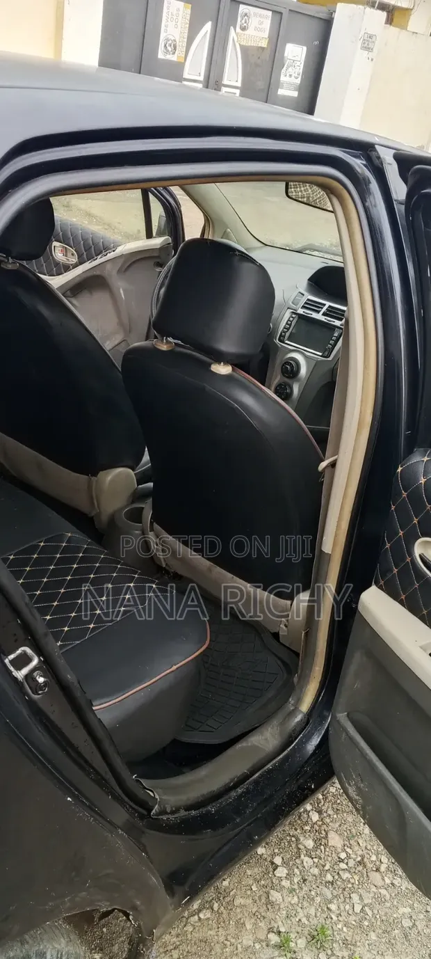 Toyota Vitz 1.0 FWD 3dr 2010 Black - 1