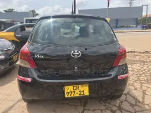 Toyota Yaris Base Hatchback 2010 Black