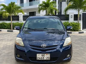 Toyota Yaris Base Sedan 2010