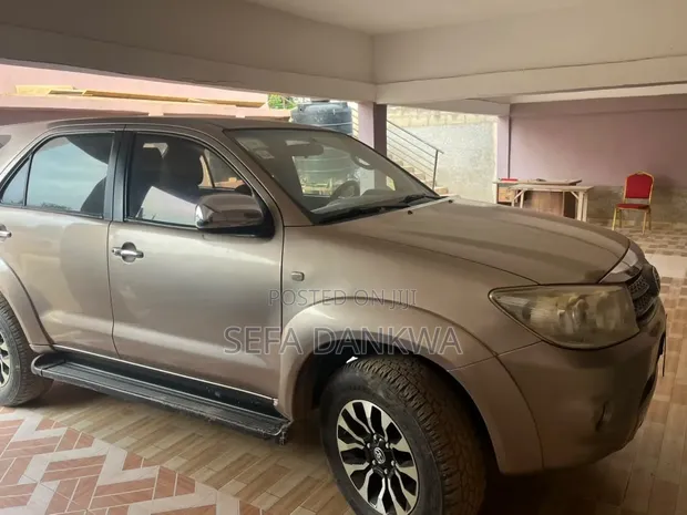 Toyota Fortuner 2.5 D AWD 2009 Gold - 1