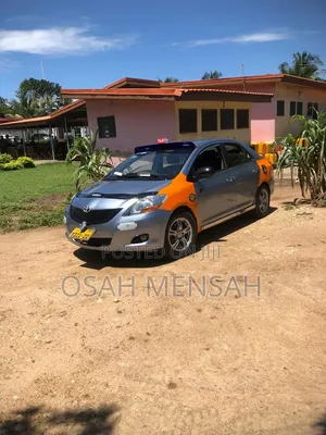 Toyota Yaris Base Sedan 2010