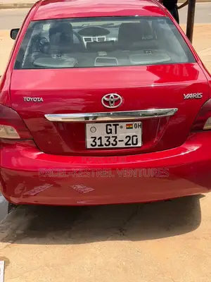 Toyota Yaris Base Sedan 2010 Red